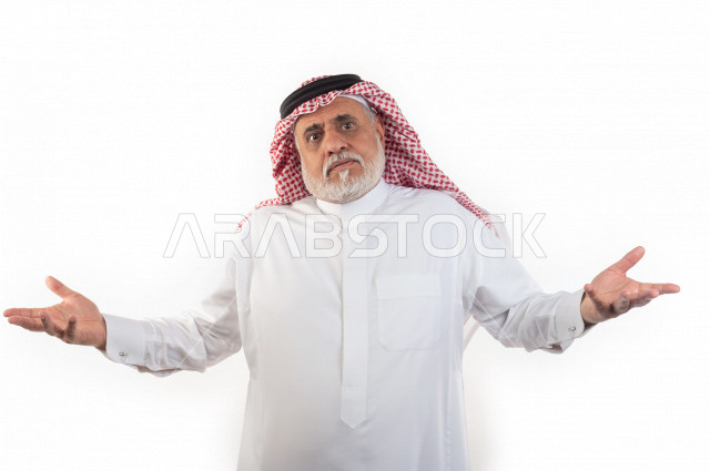 بورتريه رجل عربي سعودي كبير بالسن بإيماءات وجه ويدين مختلفة , صورة مقربة , شايب سعودي يرتدي ثوب أبيض مع شماغ وعقال , خلفية بيضاء , مفهوم تعابيرالوجه ولغة الجسد واليدين المختلفة