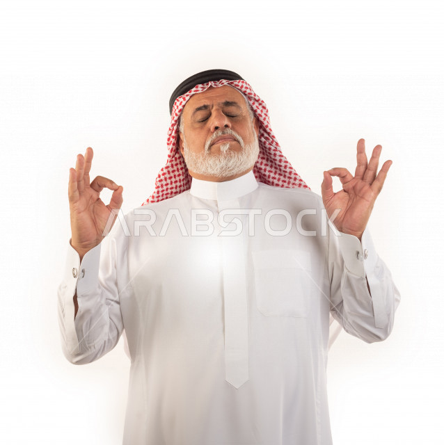 بورتريه رجل عربي سعودي كبير بالسن بإيماءات وجه ويدين مختلفة , صورة مقربة , شايب سعودي يرتدي ثوب أبيض مع شماغ وعقال , خلفية بيضاء , مفهوم تعابيرالوجه ولغة الجسد
