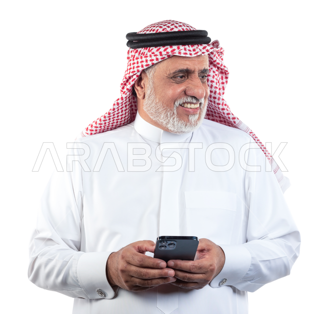 بورتريه رجل عربي سعودي كبير بالسن يحمل بيده الهاتف المحمول وينظر الى يمينه في حالة