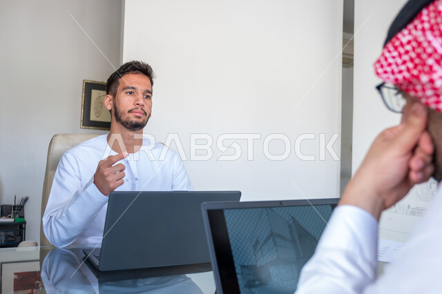 ايجاد حل المشكلات وجمع البيانات، استخدام الأجهزة التقنية الحديثة، التعاون والتفاهم والوحدة بين أعضاء الفريق، دراسة وتطوير المشاريع الجديدة، ورشات واجتماعات عمل في مقر الشركة، رجل أعمال عربي خليجي سعودي مع رجل أعمال اماراتي يتناقشان في المشروع داخل المكتب