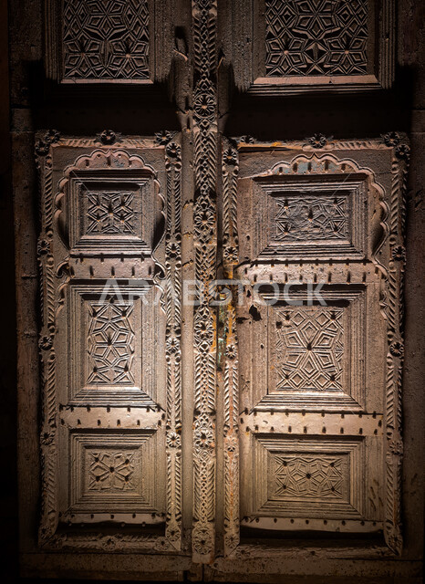 الفن الهندسي المعماري للمباني والمنشآت السكنية على الطراز القديم، المعالم السياحية في المملكة العربية السعودية، صورة مقربة لباب خشبي لمبنى تاريخي أثري في مدينة جدة، أماكن جذب واستقطاب السياح من انحاء العالم