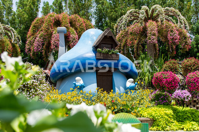 قضاء اوقات ممتعة في المناطق العامة، معالم سياحية مشهورة ,الهندسة الزراعية المتميزة في قرية السنافر في دبي، الاهتمام في زراعة الازهار في الحدائق في الإمارات العربية المتحدة، وجهات مثالية ترفيهية للأطفال، مجسمات ثلاثية الابعاد لبيوت السنافر داخل حديقة ميركل غاردن