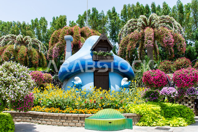 الهندسة الزراعية المتميزة, الاهتمام في زراعة الازهار في قرية السنافر في دبي، وجهات مثالية ترفيهية للأطفال ,مجسمات ثلاثية الابعاد لبيوت السنافر  بين الاشجار داخل حديقة ميركل غاردن, معالم سياحية مشهورة ,الحدائق في الإمارات العربية المتحدة ,قضاء اوقات ممتعة في المناطق العامة