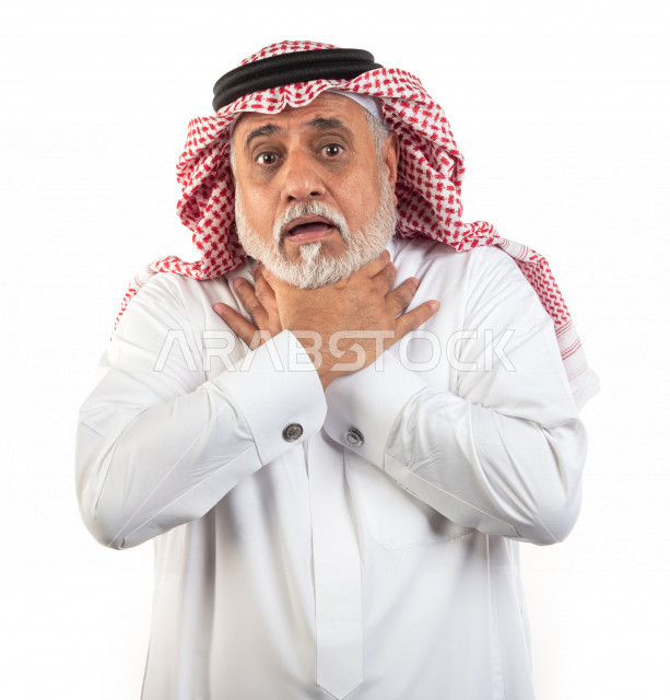 بورتريه رجل عربي سعودي كبير بالسن بإيدي متاقطعة وحالة من الإختناق والضيق , يرتدي ثوب أبيض مع شماغ وعقال , خلفية بيضاء , رجل مسن يختنق يشعر بالضيق مفهوم تعبيرالوجه 