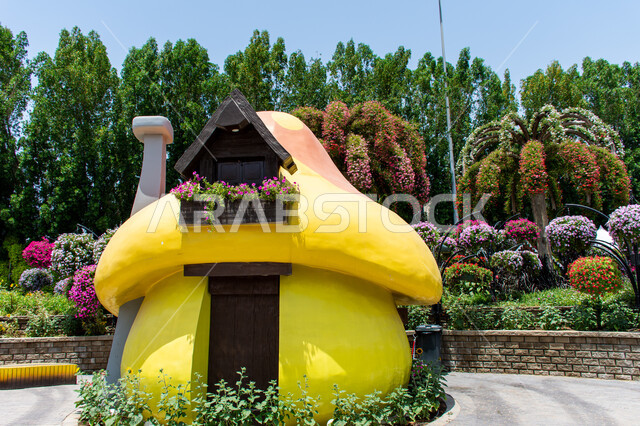 مجسم ثلاثي الابعاد لبيت السنافرالمزين بالورود داخل حديقة ميركل غاردن, الاهتمام في زراعة الازهار في قرية السنافر في دبي، وجهات مثالية ترفيهية للأطفال ,الحدائق في الإمارات العربية المتحدة, معالم سياحية مشهورة ,قضاء اوقات ممتعة في المناطق العامة