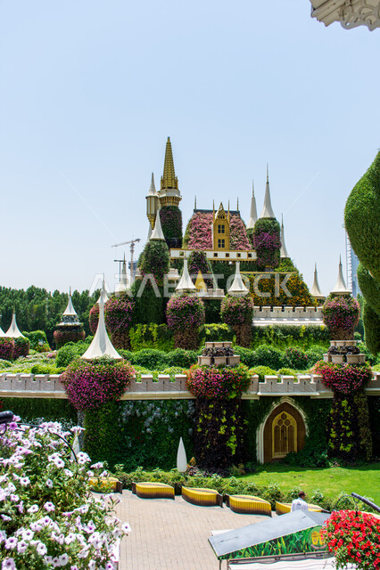 الهندسة الزراعية المتميزة في الإمارات العربية المتحدة، الاهتمام بزراعة الاشجار والورود في الحدائق، معالم سياحية ترفيهية مشهورة، قضاء اوقات ممتعة في الحدائق العامة، مجسم لقصر مصنوع من الزهور في حديقة ميركل غاردن