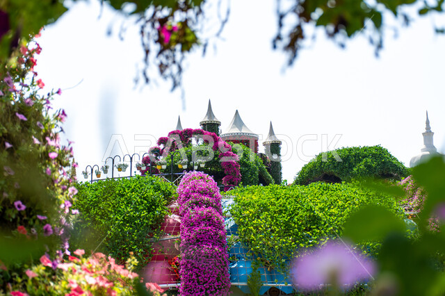 قضاء اوقات ممتعة في الحدائق العامة، الاهتمام بزراعة الاشجار والورود في الحدائق، الهندسة الزراعية المتميزة في الإمارات العربية المتحدة، معالم سياحية ترفيهية مشهورة، مجسم لقصر مصنوع من الزهور في حديقة ميركل غاردن