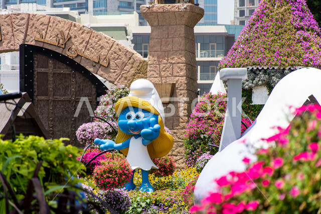 مجسم ثلاثي الابعاد لسنفورة داخل حديقة ميركل غاردن ,الاهتمام في زراعة الازهار في قرية السنافر في دبي ,معالم سياحية مشهورة, الاستمتاع بالمناظر الطبيعيه في حدائق الإمارات العربية المتحدة ,وجهات مثالية ترفيهية للأطفال