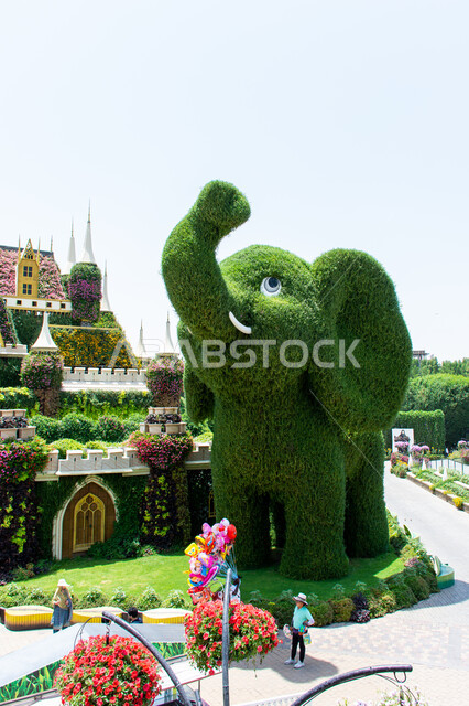 قضاء اوقات ممتعة في الحدائق, مجسم مصنوع من الاعشاب الخضراء على شكل فيل في الحديقة المعجزة في دبي، الاهتمام بزراعة الازهار والورود في الحدائق، معالم سياحية ترفيهية مشهورة، الهندسة الزراعية المتميزة في الإمارات العربية المتحدة