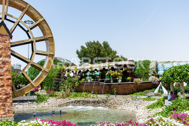 تحف تاريخية اثرية مميزة ,قضاء اوقات ممتعة في الحدائق, وجهة مثالية سياحية ترفيهية مشهورة ,الاهتمام بزراعة الازهار والورود في الحدائق ,الهندسة الزراعية في الإمارات العربية المتحدة, ناعورة مصنوعة من الخشب في الحديقة المعجزة في دبي