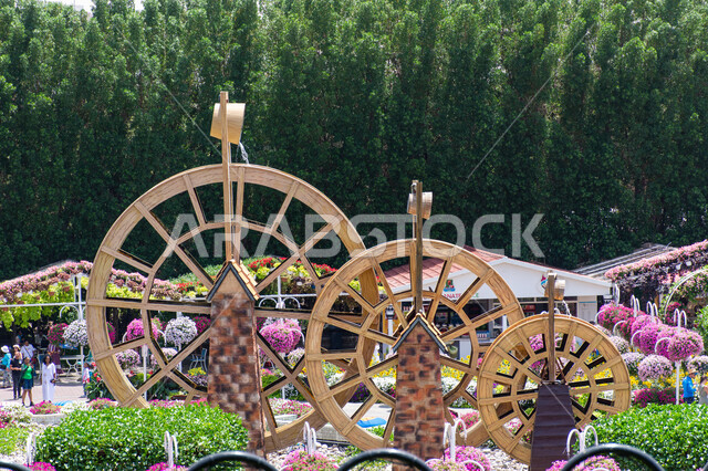 الهندسة الزراعية في الإمارات العربية المتحدة ,ناعورة مصنوعة من الخشب في الحديقة المعجزة في دبي, تحف تاريخية اثرية مميزة ,قضاء اوقات ممتعة في الحدائق, وجهة مثالية سياحية ترفيهية مشهورة ,الاهتمام بزراعة الازهار والورود في الحدائق