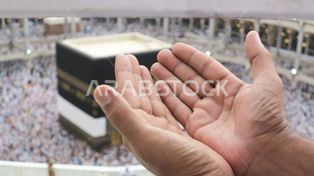 العبادة والتقرب إلى الله، أماكن إسلامية مقدسة، صورة مقربة ليدي رجل مسلم يرفع كفيه بإيماءت الدعاء، الحرم المكي الشريف بمكة المكرمة في المملكة العربية السعودية، أداء مناسك الحج والعمرة