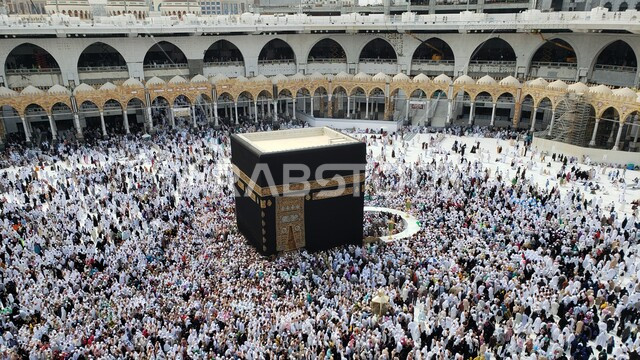 أداء فريضة الحج والعمرة، طواف الحجاج والمعتمرين حول الكعبة المشرفة في مكة المكرمة، صورة من داخل الحرم المكي الشريف، العبادة و التقرب الى الله، معالم دينية اسلامية مقدسة في المملكة العربية السعودية