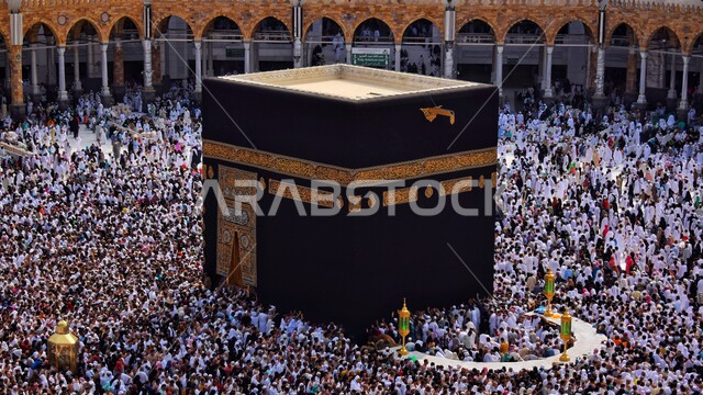 طواف الحجاج والمعتمرين حول الكعبة المشرفة في مكة المكرمة، صورة من داخل الحرم المكي الشريف، أداء فريضة الحج والعمرة، العبادة و التقرب الى الله، معالم دينية اسلامية مقدسة في المملكة العربية السعودية