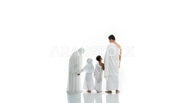أداء مناسك الحج والعمرة، العبادة و التقرب الى الله، معالم دينية اسلامية مقدسة في المملكة العربية السعودية، بورتريه من الخلف لعائلة مسلمة ترتدي ملابس الاحرام، خلفية بيضاء