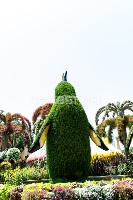 مجسم مصنوع من الأعشاب االخضراء على شكل طائر البطريق في الحديقة المعجزة في دبي، الاهتمام في زراعة الازهار والورود في الحدائق، معالم سياحية ترفيهية مشهورة، الهندسة الزراعية المتميزة في الإمارات العربية المتحدة، الاستمتاع بالمناظر الطبيعيه