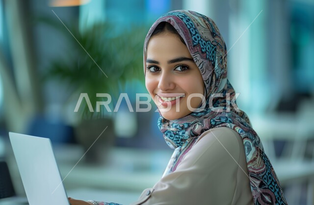 مهن ووظائف ادارية مكتبية, استخدام الأجهزة التكنولوجية الحديثة والمتطورة، إدارة شؤون الأعمال وتنظيمها، موظفة عربية خليجية سعودية محجبة تقوم بالعمل على الحاسوب داخل المكتب، الشركات والمكاتب في المملكة العربية السعودية