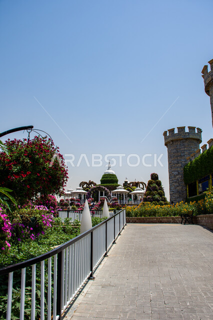 ممشى الزائرين في الحديقة المعجزة في دبي، معالم سياحية ترفيهية مشهورة, الاهتمام في زراعة الازهار والورود في الحدائق، التصاميم الهندسية الزراعية في الإمارات العربية المتحدة, مقصد السياح من مختلف البلدان ,الاستمتاع بالمناظر الطبيعيه