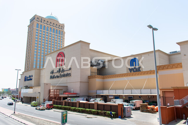 مفهوم التسوق وشراء المستلزمات و الاحتياجات المنزلية ,جذب و استقطاب السائحين من مختلف البلدان, المراكز و المتاجر الفاخرة، اماكن الأنشطة العائلية الترفيهية، الفن الهندسي المعماري على الطراز الحديث لمول الامارات في وقت النهار ,معالم سياحية مشهورة