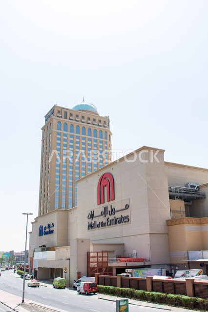 جذب و استقطاب السائحين من مختلف البلدان, المراكز و المتاجر الفاخرة، اماكن الأنشطة العائلية الترفيهية، الفن الهندسي المعماري على الطراز الحديث لمول الامارات في وقت النهار ,معالم سياحية مشهورة, مفهوم التسوق وشراء المستلزمات و الاحتياجات المنزلية