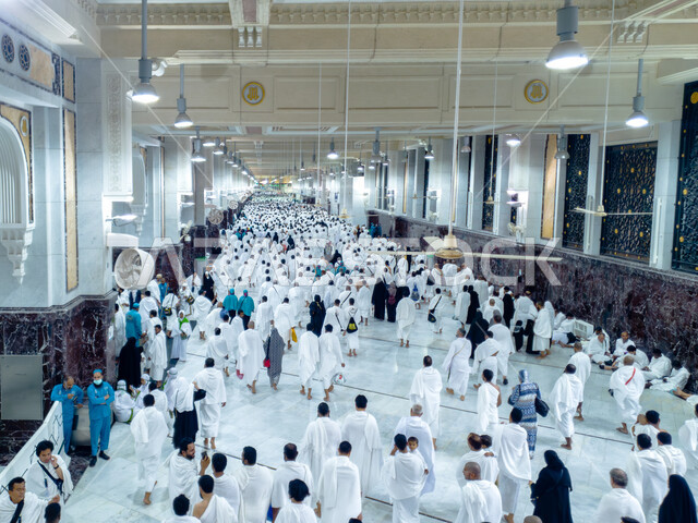 الحجاج والمعتمرين في المسعي بمكة المكرمة، السعي بين الصفا والمروة، اداء مناسك الحج والعمرة، فريضة الحج على المسلمين، العبادة والتقرب الى الله، معالم دينية إسلامية، أماكن إسلامية مقدسة في المملكة العربية السعودية