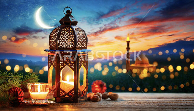 إضاءة وزينة شهر رمضان المبارك، الأجواء الرمضانية الروحانية, اكسسوارات الأعياد والمناسبات الاسلامية, فوانيس تقليدية معدنية مزخرفة مضيئة، فوانيس و تحف اسلامية للاحتفال بقدوم شهر الخير, منظر الهلال في السماء، خلفية الطبيعة