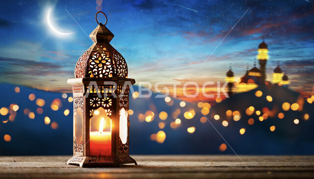إضاءة وزينة شهر رمضان المبارك، الأجواء الرمضانية الروحانية, اكسسوارات الأعياد والمناسبات الاسلامية, فوانيس تقليدية معدنية مزخرفة مضيئة، فوانيس و تحف اسلامية للاحتفال بقدوم شهر الخير, منظر الهلال في السماء، خلفية الطبيعة