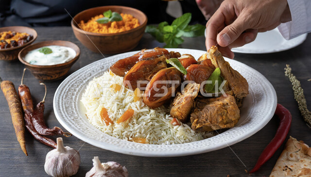 وجبات وأطباق عربية تقليدية شعبية، طبق من الأرز الابيض و قطع لحم الغنم المطهية، وصفات طعام المطبخ السعودي، مطاعم للمأكولات العربية الشرقية في المملكة العربية السعودية