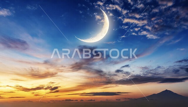 منظر الهلال في السماء فوق المدينة، الغيوم المتفرقة في الليل، دخول شهر هجري جديد، هلال شهر رمضان المبارك