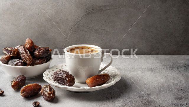 فنجان من القهوة العربية مع حبات التمر الشهي, أصالة العادات والتقاليد وحسن استقبال الضيوف، فخر الانتاج المحلي الوطني السعودي, الاستمتاع بتناول المشروبات الساخنة، ضيافة الأعياد والمناسبات في المملكة العربية السعودية