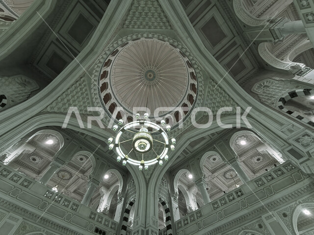 إدخال النجف و الثريا في التصاميم المعماريه، الزخارف الجبسيه الاسلاميه الفاخره على الأسقف، صورة من داخل المسجد الحرام في مكة المكرمة في المملكة العربية السعودية، معالم واماكن دينيه مقدسة، توسعة الملك عبدالله للحرم المكي الشريف