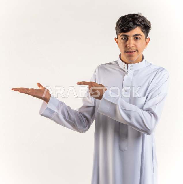 بورتريه شاب مراهق سعودي خليجي سعيد بإيماءات الوجه المختلفة ، تعابير وجه و يدين مختلفة ، خلفية بيضاء