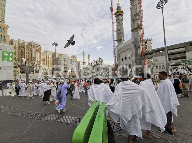 أماكن ومعالم دينية اسلامية مقدسة, التجمع الاسلامي للعبادة والتقرب إلى الله, الفنادق والأبراج الفاخرة المحيطة بالمسجد الحرام, وقوف الحجاج والمعتمرين في الساحة الخارجية للحرم المكي الشريف في مكة المكرمه، أداء مناسك الحج والعمرة
