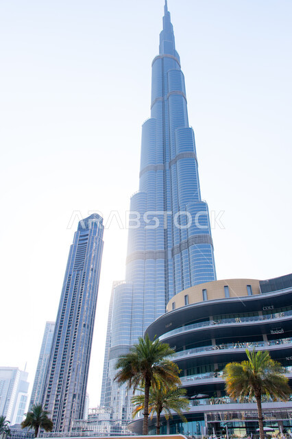 ناطحات السحاب والأبراج في الامارات العربية المتحدة، التطور والتقدم الهندسي العمراني، صورة من زاوية منخفضة لبرج خليفة الشهير في مدينة دبي وقت النهار، معلم سياحي مشهور، جذب واستقطاب السياح من جميع أنحاء العالم
