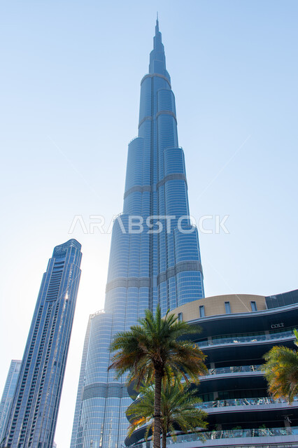 الأبراج وناطحات السحاب في الامارات العربية المتحدة، التطور والتقدم الهندسي العمراني، صورة من زاوية منخفضة لبرج خليفة الشهير في مدينة دبي وقت النهار، معلم سياحي مشهور، جذب واستقطاب السياح من جميع أنحاء العالم