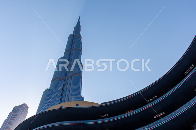 التطور والتقدم الهندسي العمراني، الأبراج وناطحات السحاب في الامارات العربية المتحدة، صورة من زاوية منخفضة لبرج خليفة الشهير في مدينة دبي وقت النهار، معلم سياحي مشهور، جذب واستقطاب السياح من جميع أنحاء العالم