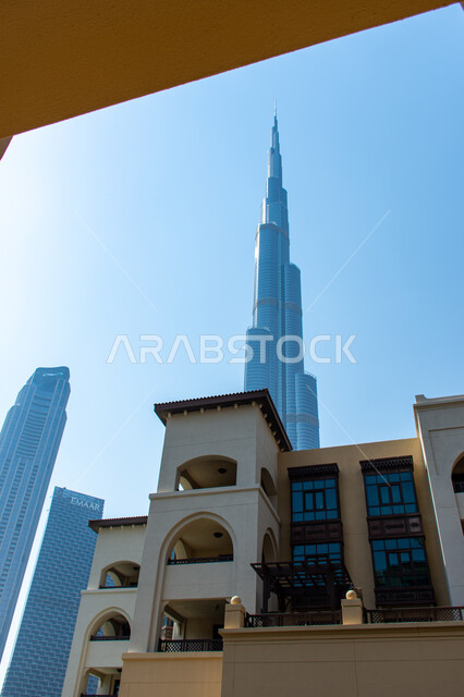 المنشآت والمباني السكنية في مدينة دبي ، جذب واستقطاب السياح من جميع أنحاء العالم، ناطحات السحاب والأبراج في الامارات العربية المتحدة، معلم سياحي مشهور، صورة من زاوية منخفضة لبرج خليفة الشهير وقت النهار