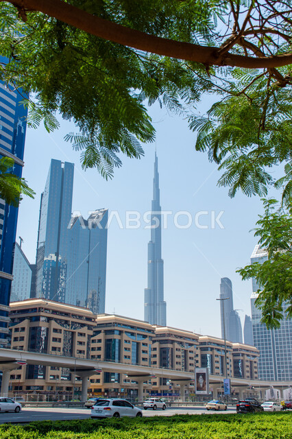 حركة مرور السيارات على الشوارع والطرقات الاسفلتية، الفن الهندسي المعماري للأبراج وناطحات السحاب، برج خليفة الشهير في مدينة دبي، التقدم والتطور العمراني في الامارات العربية المتحدة، معالم وأماكن سياحية مشهورة