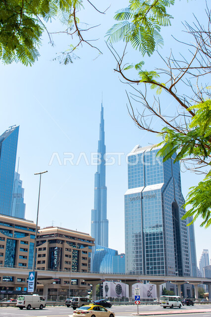 أماكن ومعالم سياحية مشهورة، التطور والتقدم العمراني في الامارات العربية المتحدة، برج خليفة الشهير في مدينة دبي، الفن الهندسي المعماري للأبراج وناطحات السحاب، حركة مرور السيارات على الشوارع والطرقات الاسفلتية