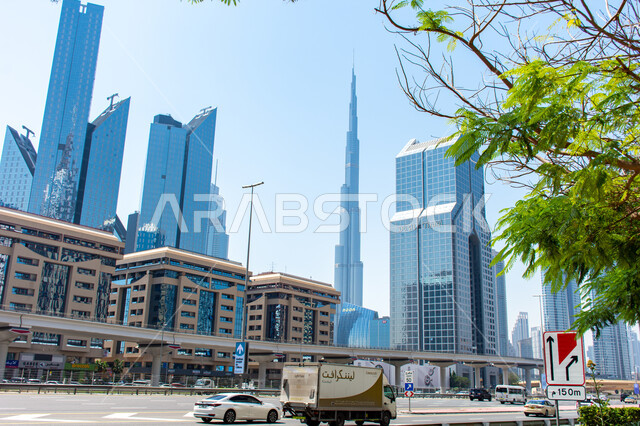معالم وأماكن سياحية مشهورة، التطور والتقدم العمراني في الامارات العربية المتحدة، برج خليفة الشهير في مدينة دبي، الفن الهندسي المعماري للأبراج وناطحات السحاب، حركة مرور السيارات على الشوارع والطرقات الاسفلتية