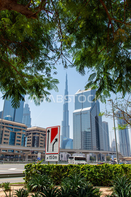 التطور والتقدم العمراني في الامارات العربية المتحدة، برج خليفة الشهير في مدينة دبي، الفن الهندسي المعماري للأبراج وناطحات السحاب، حركة مرور السيارات على الشوارع والطرقات الاسفلتية، معالم وأماكن سياحية مشهورة