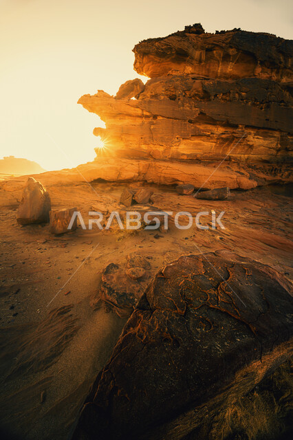التكوينات والتشكيلات الصخرية الطبيعية في المملكة العربية السعودية، صخرة كبيرة الحجم في صحراء تبوك، معالم سياحية مشهورة، منظر الشمس في وقت الغروب