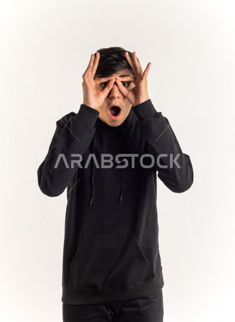بورتريه شاب مراهق خليجي سعودي وسيم بإيماءات وجه ويدين مختلفة , خلفية بيضاء 