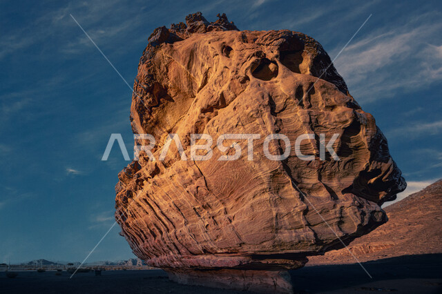 التكوينات والتشكيلات الصخرية المتشكلة بفعل عوامل النحت الطبيعية، صخرة كبيرة في صحراء تبوك، معالم وأماكن سياحية مشهورة في المملكة العربية السعودية، منظر الغيوم في السماء في وقت الليل