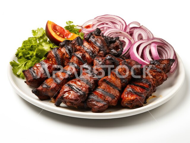 وصفات الدجاج المشوية بنكهات متنوعة، مطاعم للمأكولات العربية الشرقية, صورة مقربة لأسياخ اللحوم المشوية مع الخضار، أطعمة وأغذية صحية, وجبات اللحم الضأن الشهية الساخنة، فنون التقديم في مطابخ المملكة، خلفية بيضاء