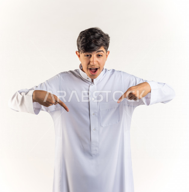 بورتريه شاب مراهق سعودي خليجي بإيماءات وجه ويدين مختلفة ، خلفية بيضاء