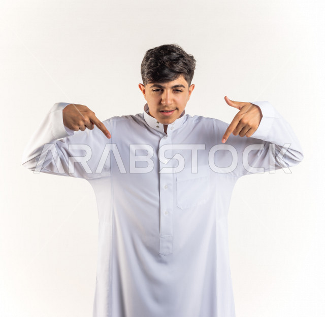 بورتريه شاب مراهق سعودي خليجي بإيماءات وجه ويدين مختلفة ، خلفية بيضاء