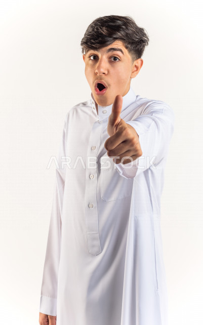 بورتريه شاب مراهق سعودي خليجي سعيد بإيماءات الوجه المختلفة ، تعابير وجه و يدين مختلفة ، خلفية بيضاء
