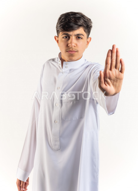 بورتريه ولد خليجي سعودي بإيماءات وجه ويدين مختلفة ، خلفية بيضاء