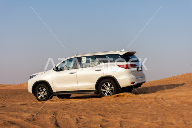 فعاليات و أنشطة صحراوية ممتعة, المغامرات الشيقة على الرمال الذهبية الناعمة في صحاري الامارات العربية المتحدة، سيارة تويوتا لاند كروزر وسط صحراء دبي, الاستمتاع بممارسة الهوايات المفضلة, رحلات سفاري على الكثبان الرملية